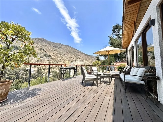 Casa estilo colonial con espectacular vista al Arrayán