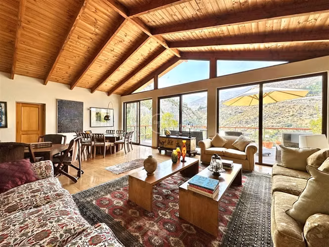 Casa estilo colonial con espectacular vista al Arrayán