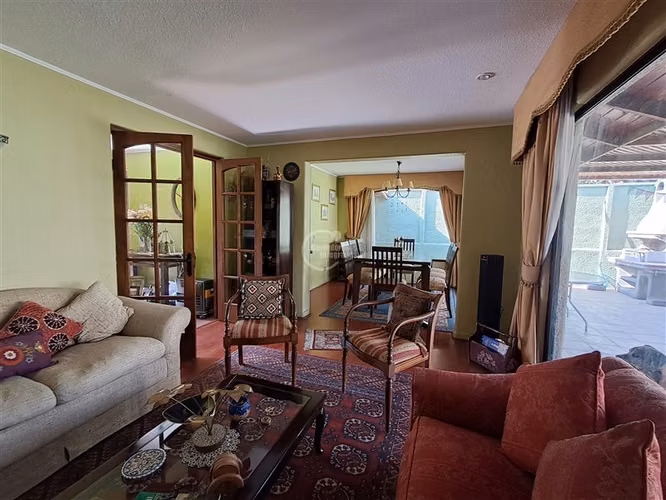 Casa en venta de 5 dorm. en Peñalolén