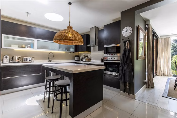 Casa en venta de 6 dorm. en Lo Barnechea