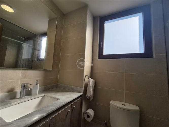 Departamento en venta de 2 dorm. en Lo Barnechea como nuevo.