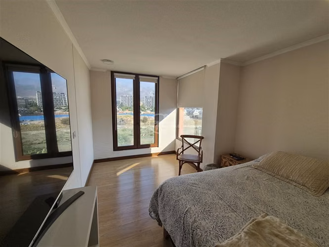 Departamento en venta de 2 dorm. en Lo Barnechea como nuevo.