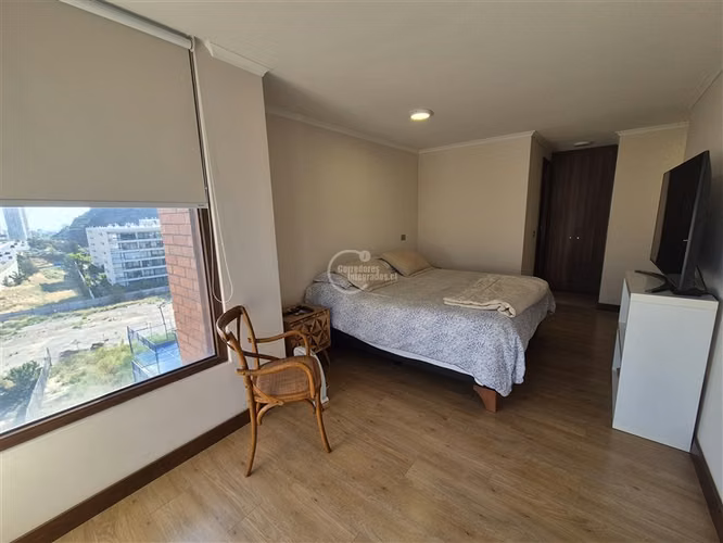 Departamento en venta de 2 dorm. en Lo Barnechea como nuevo.