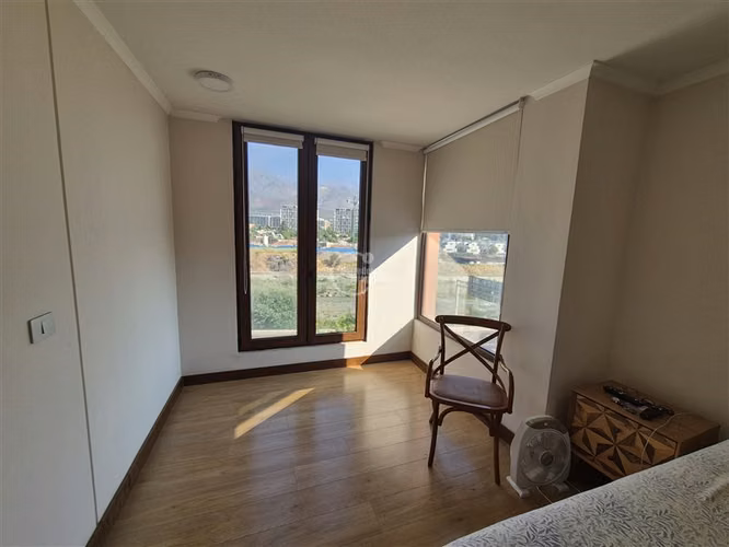 Departamento en venta de 2 dorm. en Lo Barnechea como nuevo.
