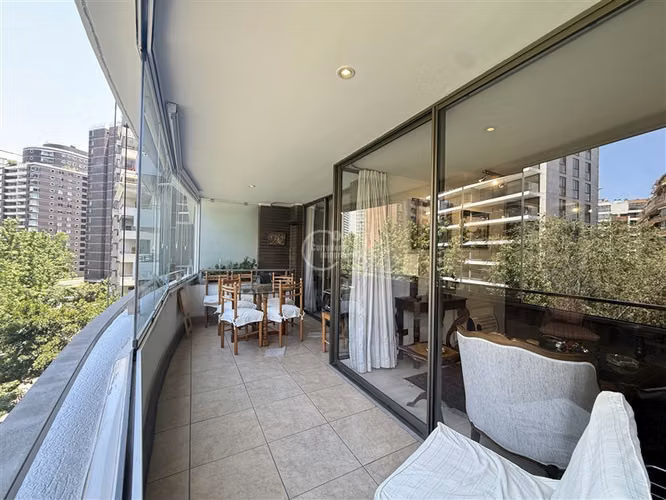 Departamento en venta de 1 dorm. en Las Condes / El Golf