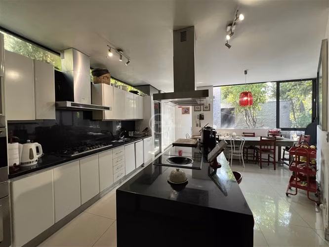 Casa en venta de 8 dorm. en Lo Barnechea