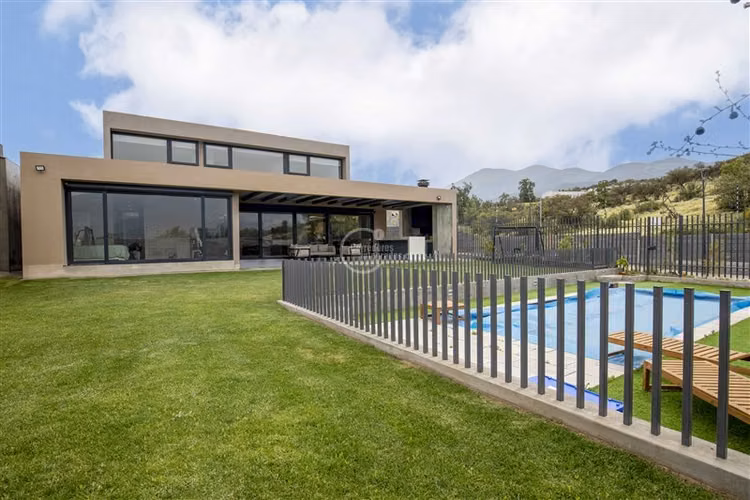 Casa en venta de 5 dorm. en Lo Barnechea
