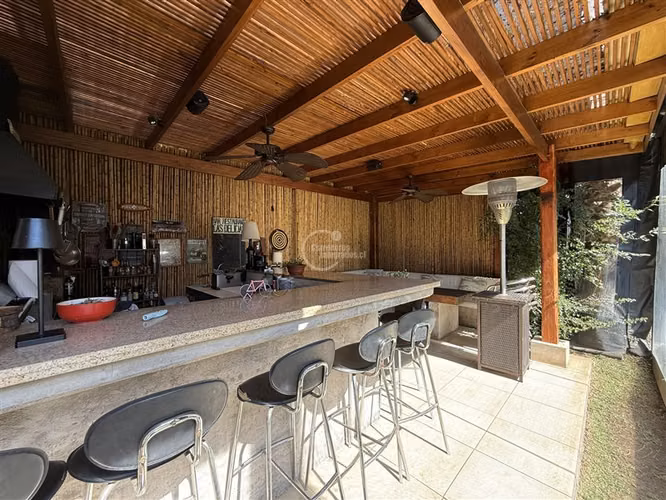 Casa en venta de 5 dorm. en Lo Barnechea