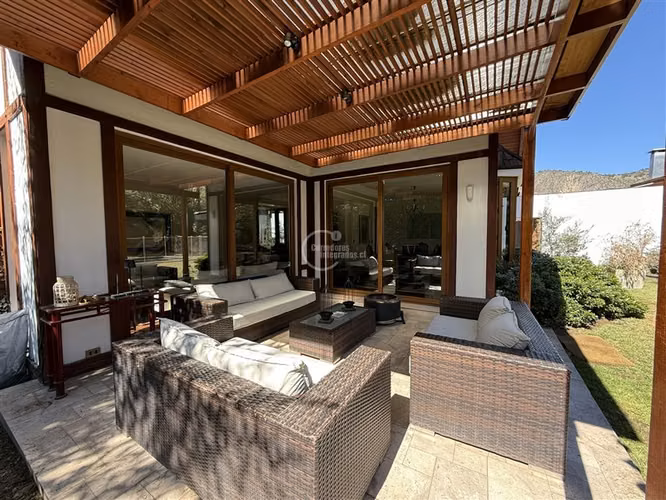 Casa en venta de 5 dorm. en Lo Barnechea