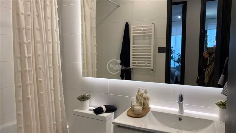 Departamento en venta de 3 dorm. en Lo Barnechea. Jardín.