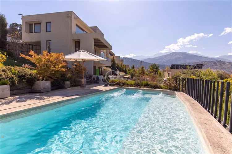 Casa venta 5 dorm. Excelente en Condominio en Lo Barnechea