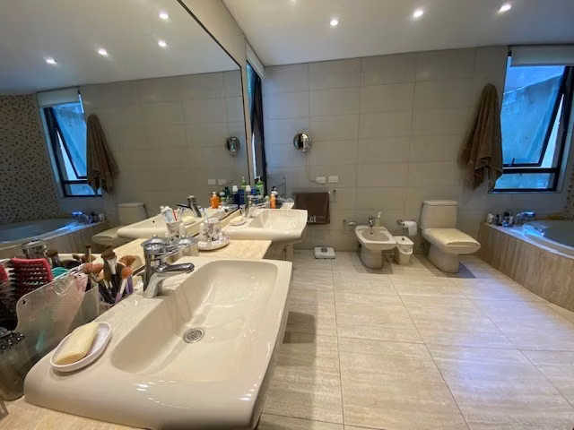 Departamento en venta de 5 dorm. en Las Condes