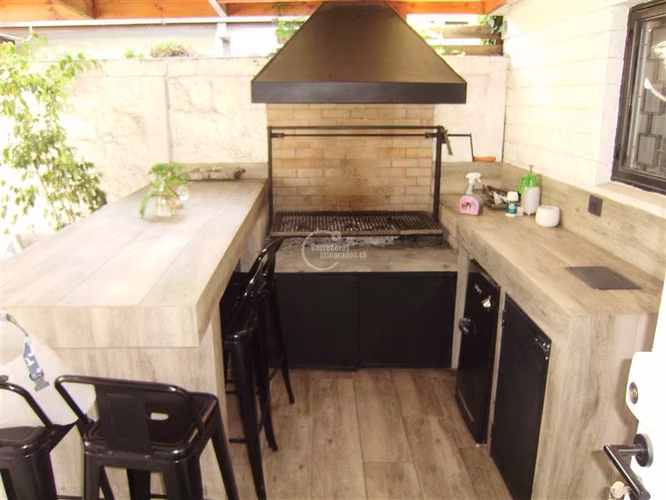 Casa en venta de 2 dorm. en Las Condes.Toda Remodelada.