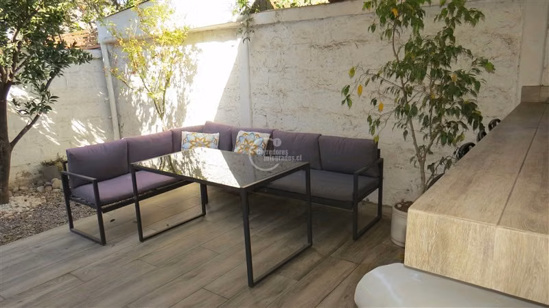 Casa en venta de 2 dorm. en Las Condes.Toda Remodelada.