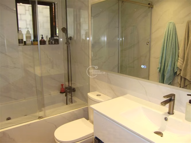 Casa en venta de 2 dorm. en Las Condes.Toda Remodelada.