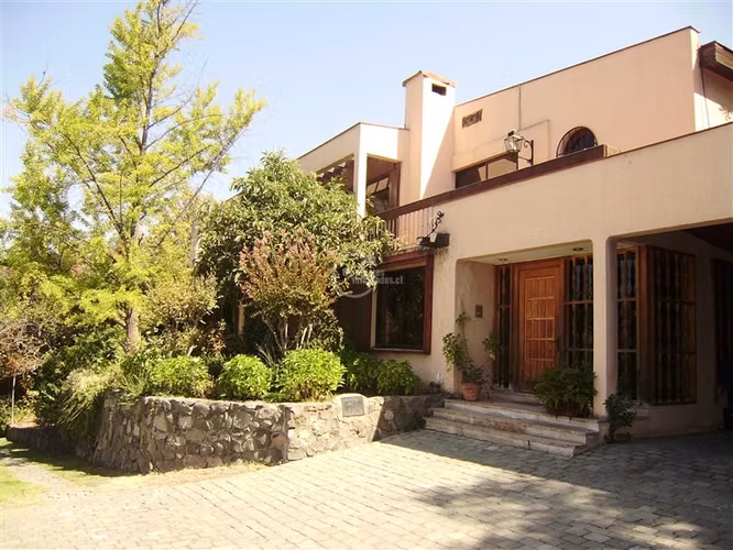Casa en venta de 5 dorm. en Vitacura. Lo Curro. Gran Vista.