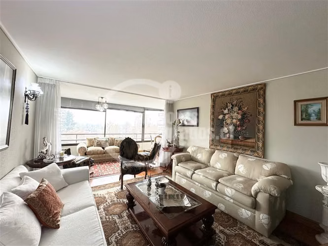Departamento en venta de 3 dorm.+ Serv. en Las Condes