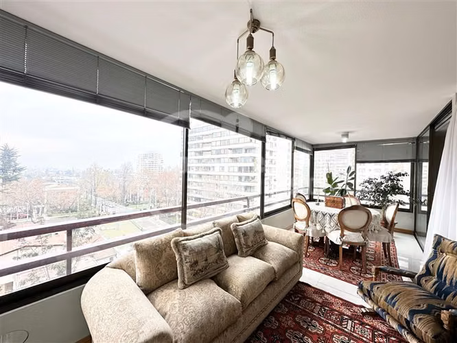 Departamento en venta de 3 dorm.+ Serv. en Las Condes