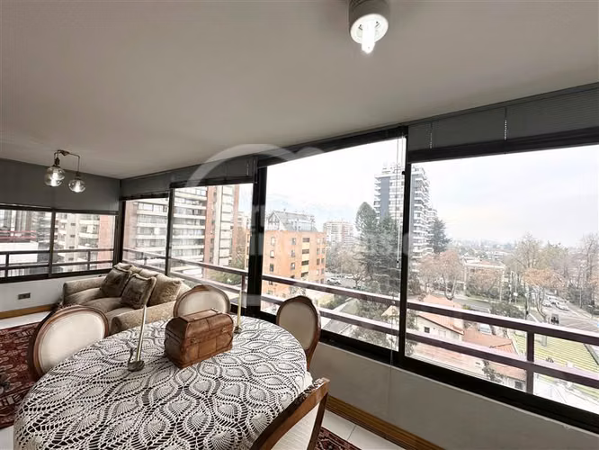 Departamento en venta de 3 dorm.+ Serv. en Las Condes