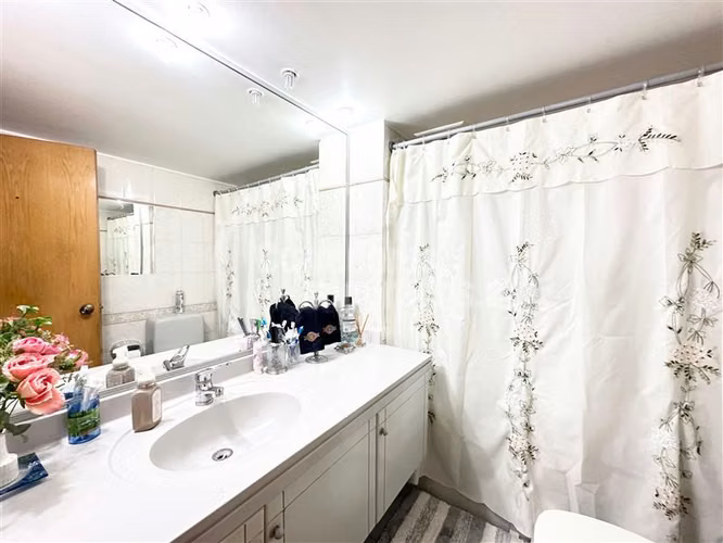 Departamento en venta de 3 dorm.+ Serv. en Las Condes