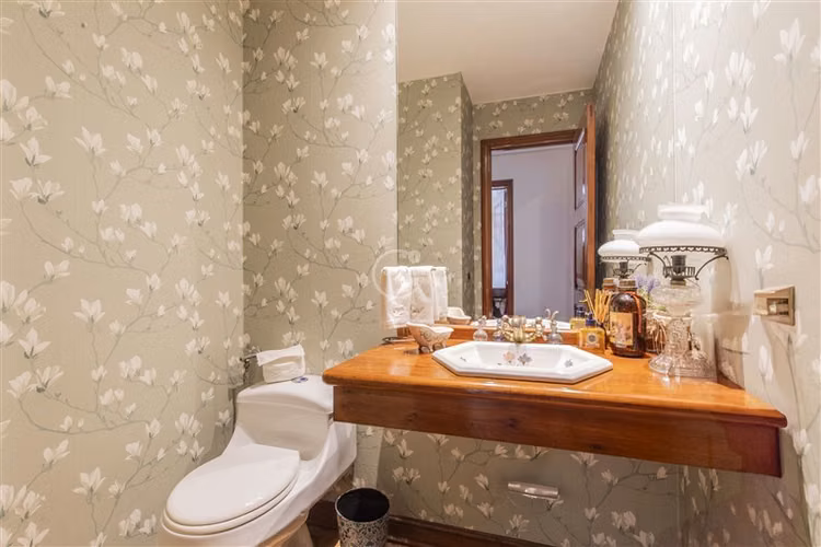 Casa en venta de 6 dorm. en Vitacura