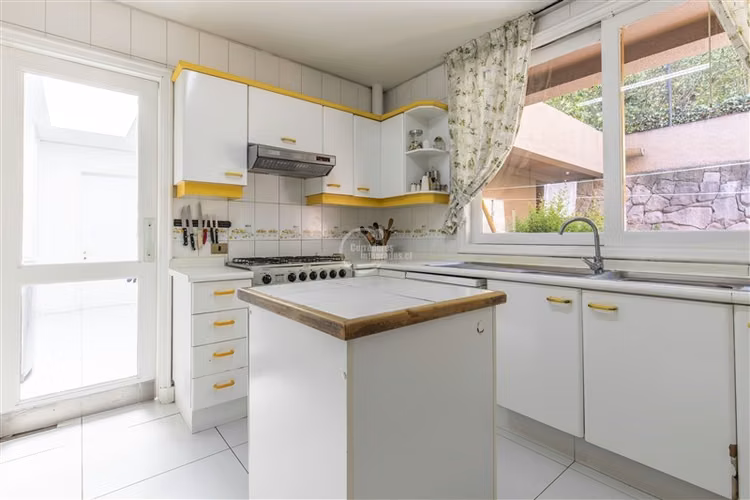 Casa en venta de 6 dorm. en Vitacura