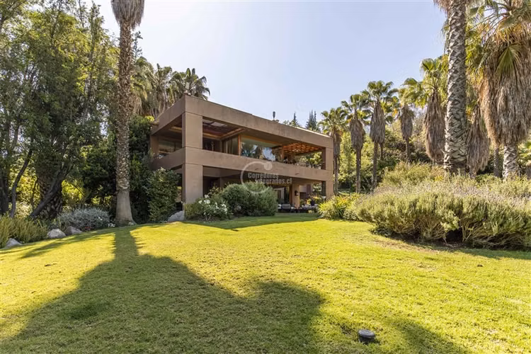 Casa en venta de 6 dorm. en Vitacura