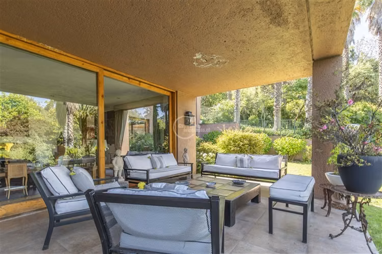 Casa en venta de 6 dorm. en Vitacura