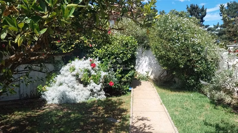 Venta Casa en Reñaca, 6 dorm. 6 baños, 4 estacion., jardín.