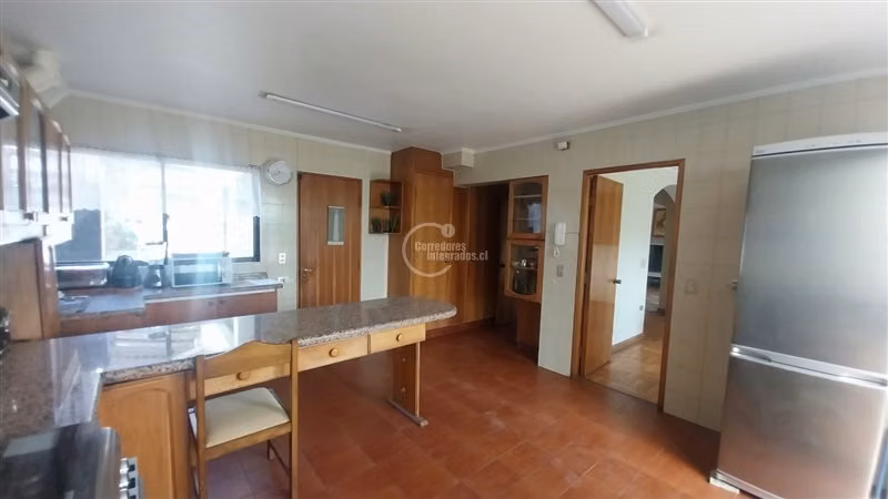 Venta Casa en Reñaca, 6 dorm. 6 baños, 4 estacion., jardín.
