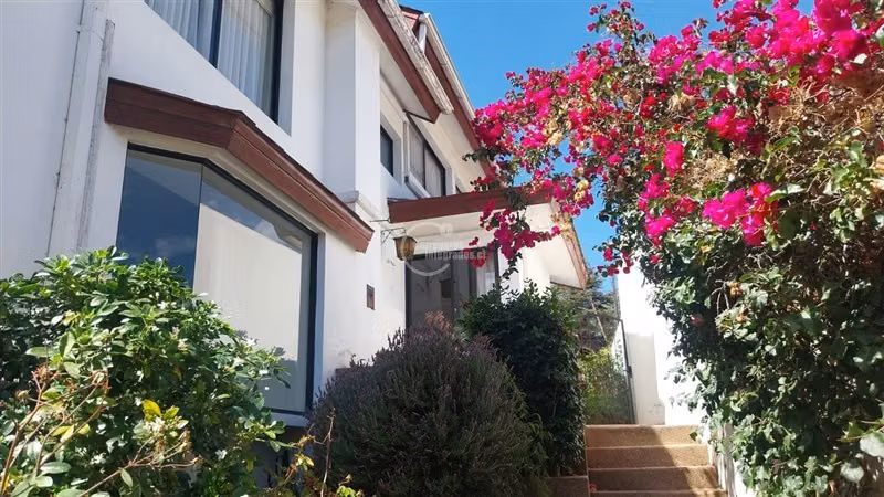 Venta Casa en Reñaca, 6 dorm. 6 baños, 4 estacion., jardín.