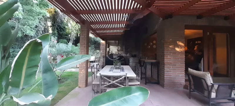 Casa en venta de 5 dorm. en Lo Barnechea