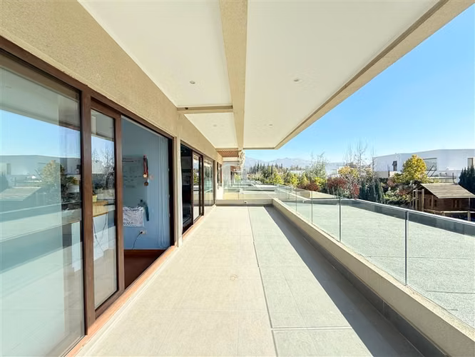 Casa en venta de 7 dorm. Av La Dehesa/ Bernardo Larraín