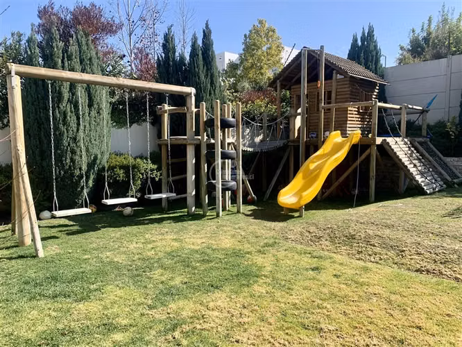 Casa en venta de 7 dorm. Av La Dehesa/ Bernardo Larraín