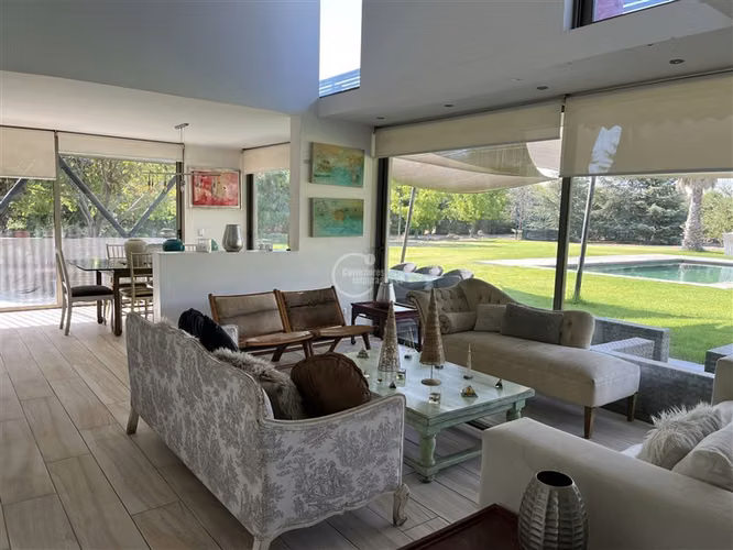 Casa en venta de 6 dorm. en Colina