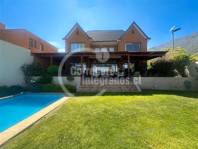 Casa en venta de 5 dorm. Condominio en Las Condes
