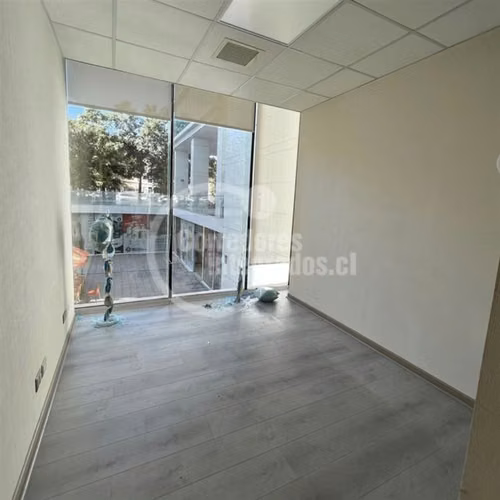 Oficina en ventas, recepcion, 2 privados, 2 baños estacionam