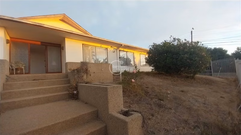 Venta Casa en Reñaca, 2D, 2B, buena orientación gran terreno