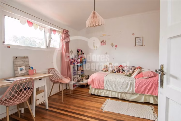 Venta casa Miraflores Bajo, solida y muy bien cuidada