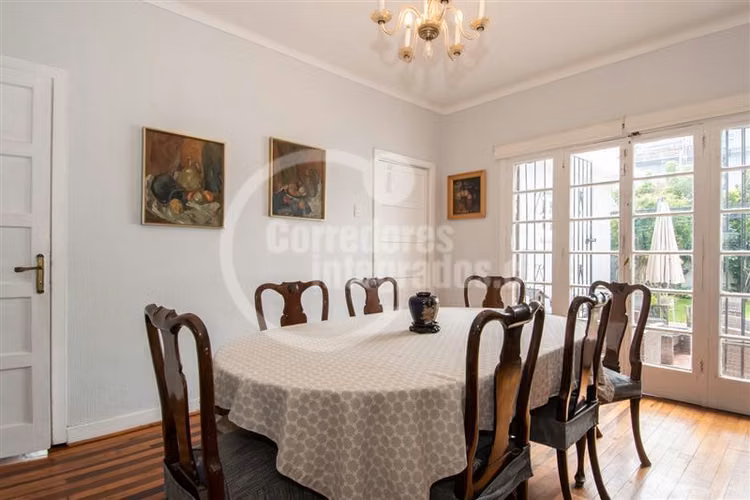 Venta casa Miraflores Bajo, solida y muy bien cuidada