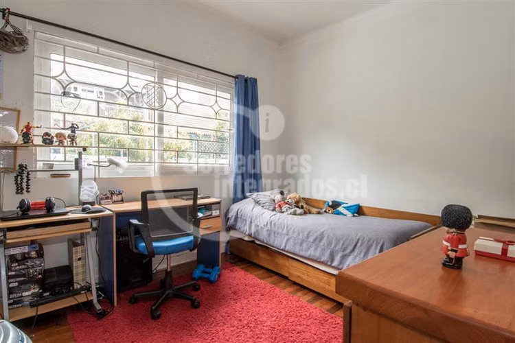 Venta casa Miraflores Bajo, solida y muy bien cuidada