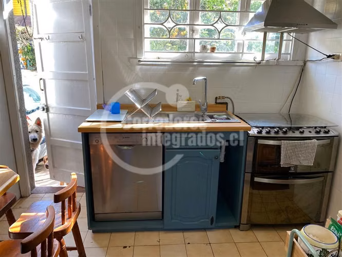 Venta casa Miraflores Bajo, solida y muy bien cuidada