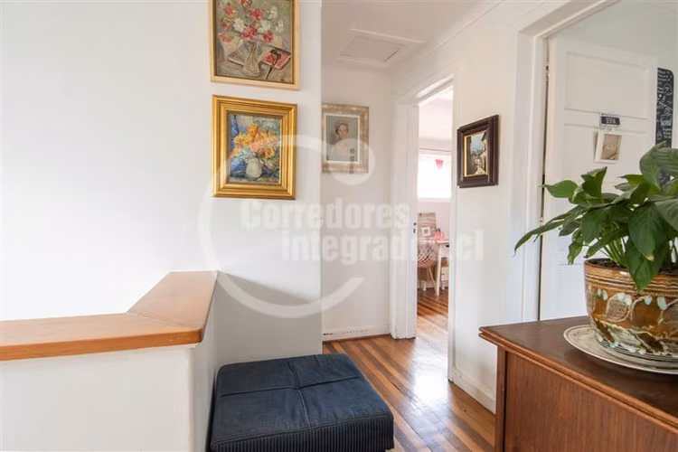 Venta casa Miraflores Bajo, solida y muy bien cuidada