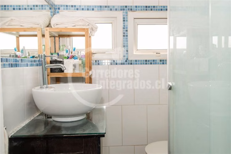 Venta casa Miraflores Bajo, solida y muy bien cuidada