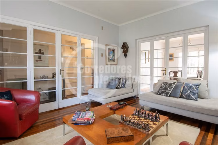 Venta casa Miraflores Bajo, solida y muy bien cuidada