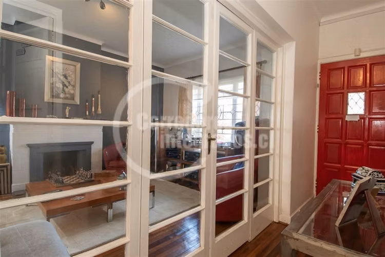 Venta casa Miraflores Bajo, solida y muy bien cuidada