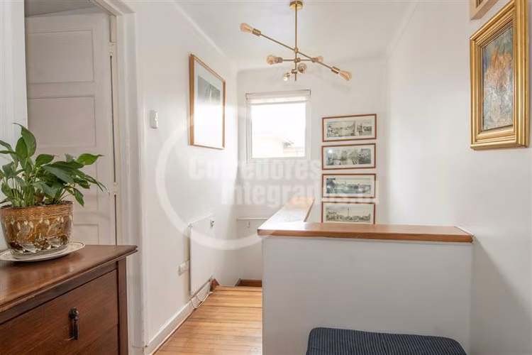 Venta casa Miraflores Bajo, solida y muy bien cuidada