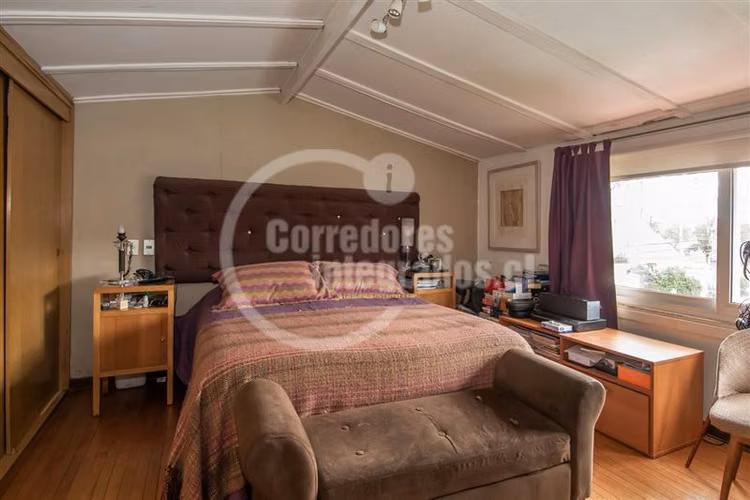 Venta casa Miraflores Bajo, solida y muy bien cuidada