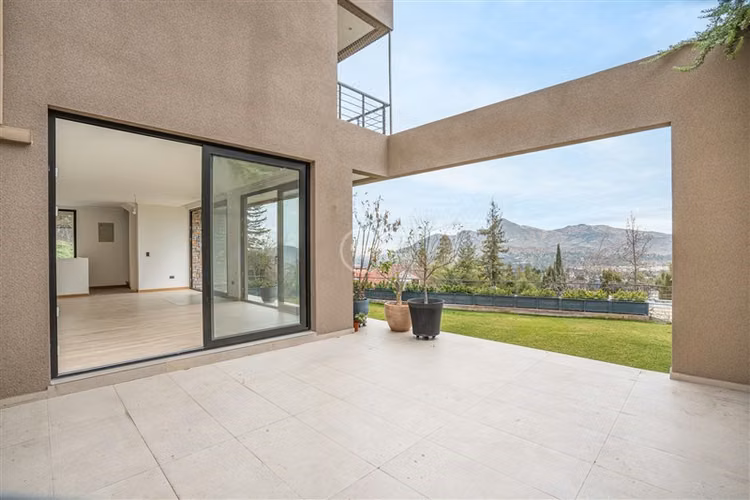 Casa en venta de 3 dorm. en Lo Barnechea