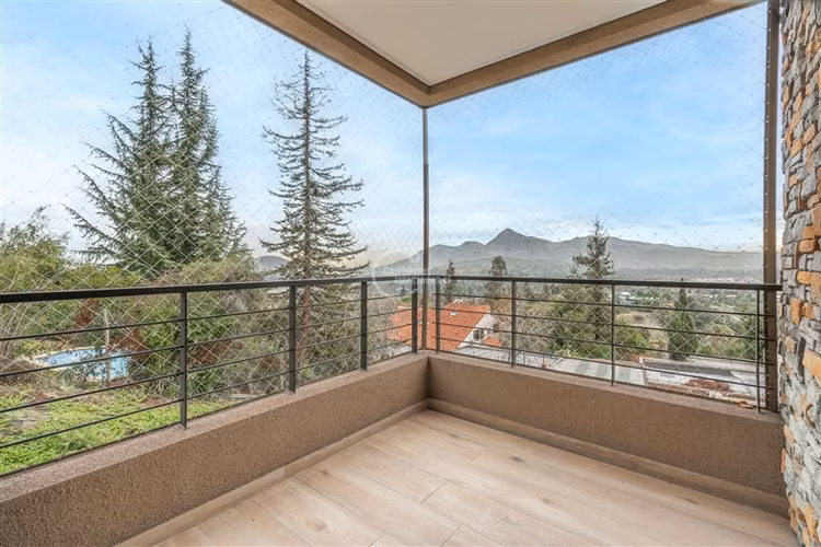 Casa en venta de 3 dorm. en Lo Barnechea